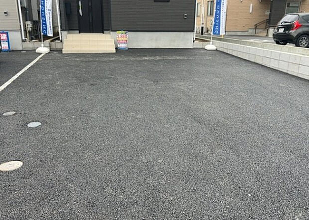 【駐車場】駐車場と明記されていても、最小スペースでつくられた駐車場だと大型車は駐車できなかったり、出入りしにくくなったりする可能性があります。お車のサイズと購入したい物件の駐車場のサイズを現地で確認しましょう。
