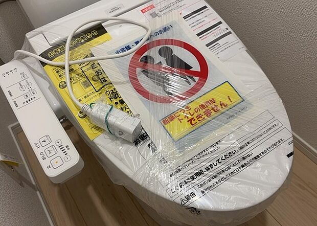 【ウォシュレット(リモコン)】ウォシュレットは、衛生面だけでなく、快適性も向上させる便利な設備です。洗浄機能の種類や水温調節機能など、様々な機能が付いたものが多くあります。リモコンも、操作が簡単で、使いやすいものを選びましょう。