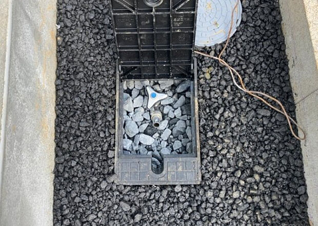 【その他設備】敷地内には、散水栓や立水栓があります。水道水を直接利用できるため、水を運ぶ手間を省くことが出来ます。大量の水を必要とする洗車作業や清掃などに役立ちます。その他設備とあわせて、現地でご確認ください。