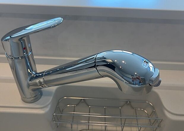 【キッチン水栓】キッチン水栓は、毎日必ず使うものだからこそ、使いやすさが重要です。シャワーヘッドの切り替えがスムーズか、吐水量が調節できるか、水しぶきが飛び散りにくい構造か、浄水機能が付いているかなど、日々の家事を快適にするための機能が数多くあります。また、デザインも多種多様なので、キッチン全体の雰囲気に合わせたものを選ぶことができます。