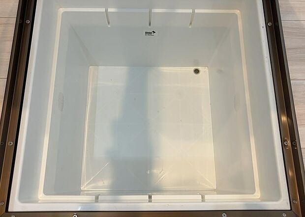 【キッチン床下収納】キッチン床下収納は、調理器具や食器などをスッキリと収納できる便利なスペースです。収納量が多いもの、引き出しがスムーズに開閉するものなど、使い勝手の良いものを選ぶことが大切です。また、湿気がこもりやすい場所なので、通気性の良いものを選ぶこともおすすめです。