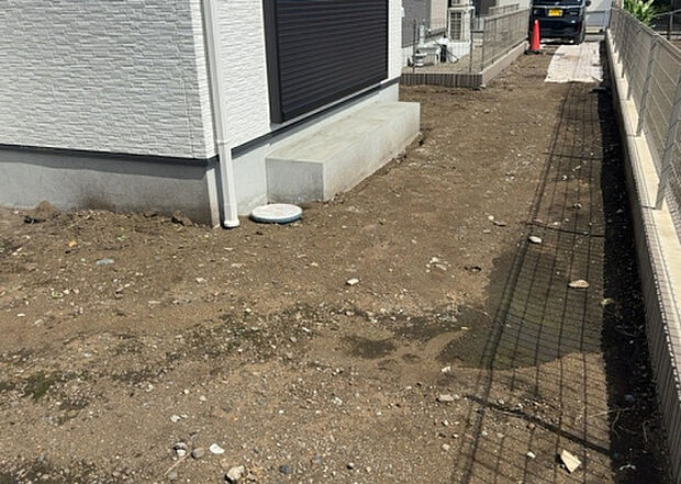 【庭】庭があることでガーデニングや家庭菜園はもちろん、こどもの遊び場やペットを放して遊ぶことができます。また、家の周囲に余裕があるということです。隣地との間があれば、十分な日当たりと、風通しが確保できます。