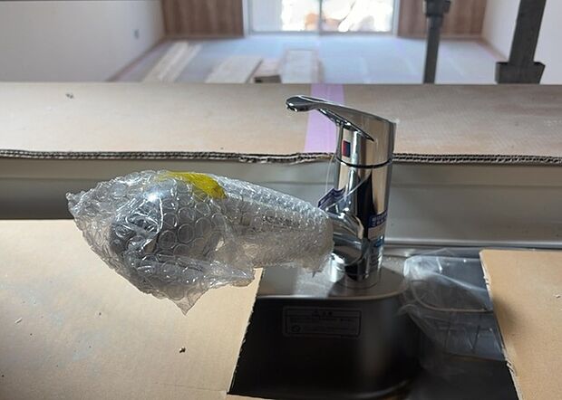 【キッチン水栓】キッチン水栓は、毎日必ず使うものだからこそ、使いやすさが重要です。シャワーヘッドの切り替えがスムーズか、吐水量が調節できるか、水しぶきが飛び散りにくい構造か、浄水機能が付いているかなど、日々の家事を快適にするための機能が数多くあります。また、デザインも多種多様なので、キッチン全体の雰囲気に合わせたものを選ぶことができます。
