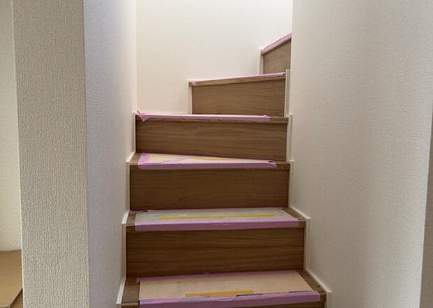 【内装】建物の上下階の通路である階段は、その位置によって動線や室内の印象が大きく左右されます。手摺にも重要な役割があり、転倒の防止・歩行や動作を円滑にして日常生活を支えることを主な目的として設置されています。