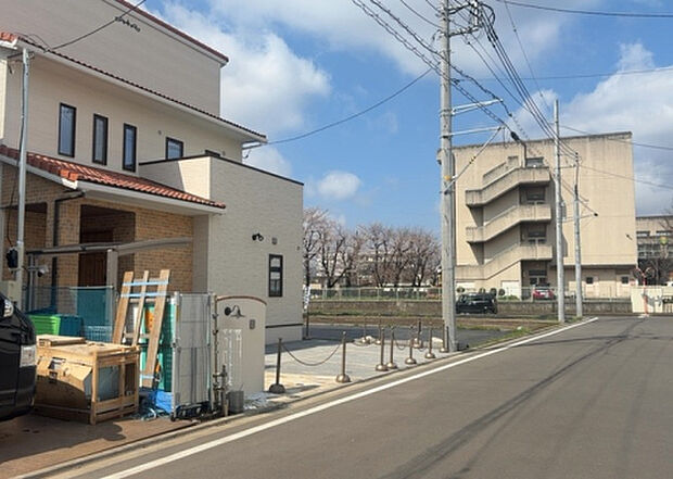 【前面道路含む現地写真_2】前面道路の幅員や歩道の有無、近隣の建物との距離感などは、実際の生活の利便性や安全性に大きく影響します。複数のアングルから前面道路の状況を確認することで、より具体的に生活イメージを描けます。
