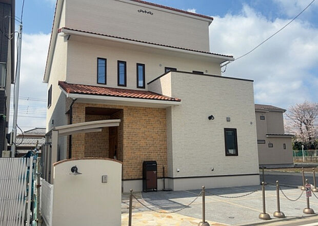 【外観_2】外観は建物の第一印象を決める重要な要素です。複数の方向から見ることで、建物の存在感や周辺との調和、デザインの良さなどがより明確に分かります。お気に入りの建物を見つけてみてください。