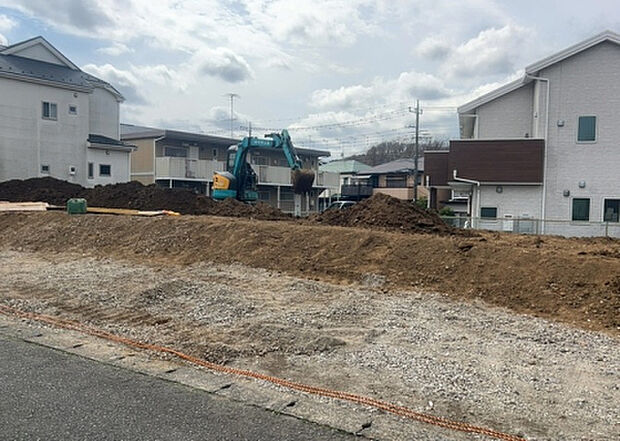 【外観_3】現地に行くなら、物件の周囲の地形がどうなっているかを見ることも大切です。周辺より低くなっている土地では、大雨などで水が集まりやすいため、地盤が弱くなっているということも考えられるため、注意が必要です。