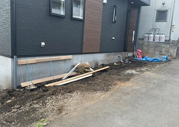 【庭_2】庭のある家に住むことのメリットとして、子どもたちの遊び場を確保できること、ガーデニングや家庭菜園を楽しめること、明るさを確保できることがあります。また、配置を工夫することでプライバシーが確保できます。