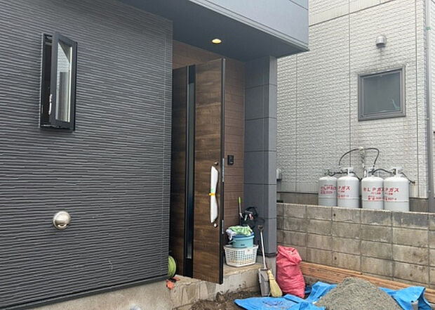 【玄関_2】玄関は、狭すぎると複数人で使いにくく、広すぎても無駄な空間になりがちです。最低2畳を目安にして、家の広さとの兼ね合いや家族の人数を考慮して決めるとよいでしょう。現地を見学して快適な玄関を選びましょう！
