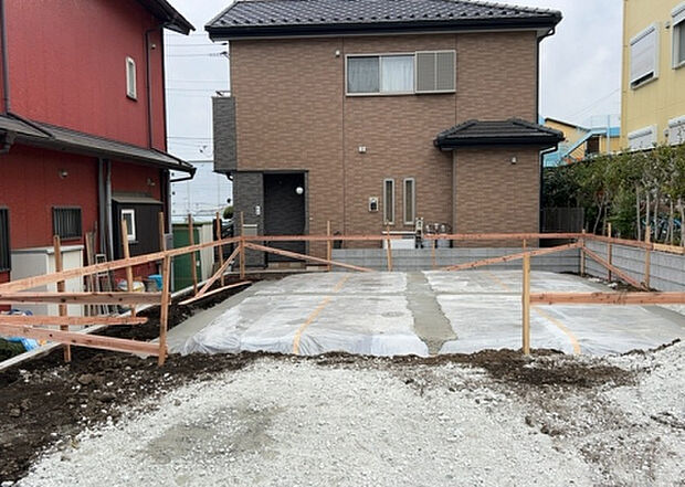 【玄関】玄関は家の顔でもあり、家族以外の目にも止まる場所です。玄関は外との間を仕切る扉、靴などをしまっておく収納スペース、靴脱ぎのたたきスペース、来客とのやり取りをするドアホンなど複数のアイテムからなります。