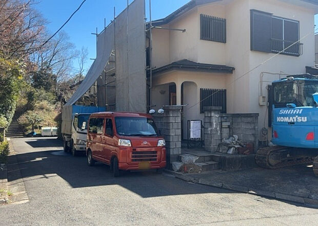 【前面道路含む現地写真_2】前面道路の幅員や歩道の有無、近隣の建物との距離感などは、実際の生活の利便性や安全性に大きく影響します。複数のアングルから前面道路の状況を確認することで、より具体的に生活イメージを描けます。