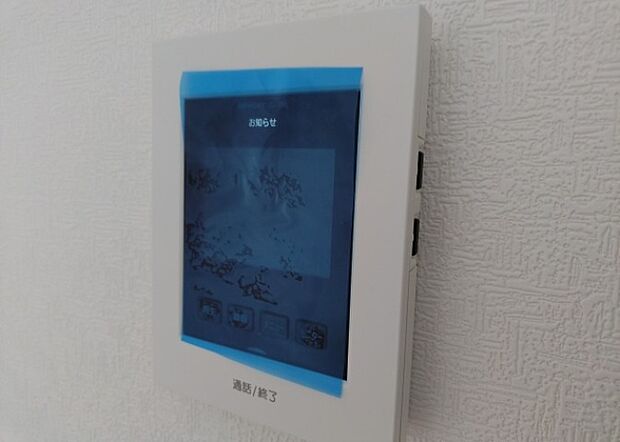 【TVモニター付きインターホン】TVモニター付きインターホンは、来訪者の顔を確認できるだけでなく、音声でやり取りすることもできるため、セキュリティ面で安心できる設備です。モニター画面が大きく見やすいもの、夜間でも来訪者をしっかりと確認できるものなど、機能性を重視したいところです。