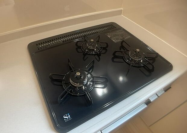 【キッチンコンロ】キッチンコンロは、料理の質を大きく左右する重要な設備です。火力調整のしやすさ、グリル機能の有無、安全装置の充実度など、選ぶポイントがたくさんあります。特に、IHクッキングヒーターは、お手入れのしやすさや安全性が高く、近年人気が高まっています。