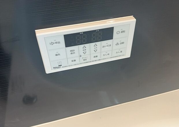 【給湯器リモコン】給湯器リモコンは、お風呂の温度設定やタイマー設定など、お風呂を快適に楽しむために欠かせないものです。液晶画面が大きく見やすいもの、操作ボタンが分かりやすいものなど、使いやすさが重要です。また、エコ機能が付いているものなら、光熱費の節約にもつながります。