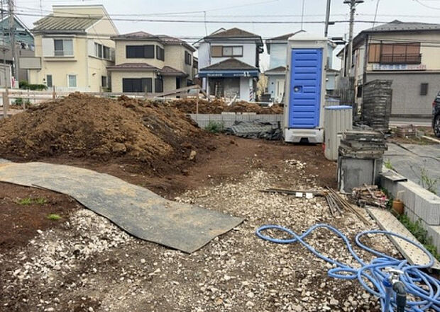 【庭_2】庭のある家に住むことのメリットとして、子どもたちの遊び場を確保できること、ガーデニングや家庭菜園を楽しめること、明るさを確保できることがあります。また、配置を工夫することでプライバシーが確保できます。