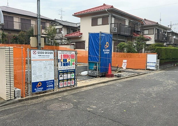 【前面道路含む現地写真_2】前面道路の幅員や歩道の有無、近隣の建物との距離感などは、実際の生活の利便性や安全性に大きく影響します。複数のアングルから前面道路の状況を確認することで、より具体的に生活イメージを描けます。