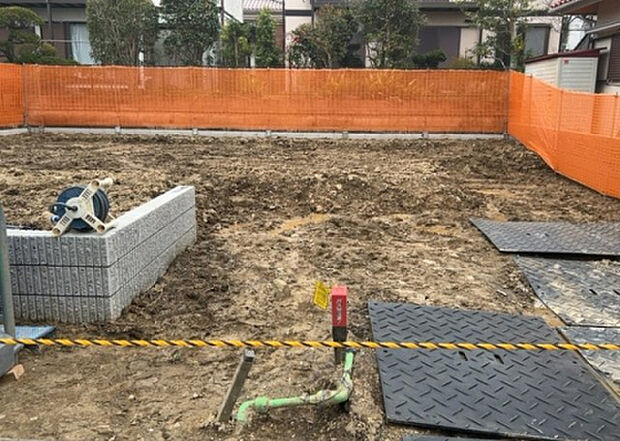 【玄関】玄関は家の顔でもあり、家族以外の目にも止まる場所です。玄関は外との間を仕切る扉、靴などをしまっておく収納スペース、靴脱ぎのたたきスペース、来客とのやり取りをするドアホンなど複数のアイテムからなります。