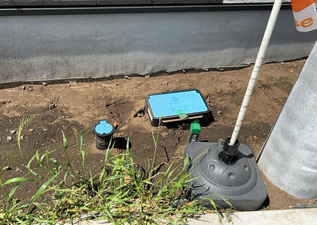 【その他設備】敷地内には、散水栓や立水栓があります。水道水を直接利用できるため、水を運ぶ手間を省くことが出来ます。大量の水を必要とする洗車作業や清掃などに役立ちます。その他設備とあわせて、現地でご確認ください。
