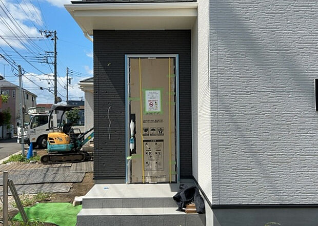 【玄関_2】玄関は、狭すぎると複数人で使いにくく、広すぎても無駄な空間になりがちです。最低2畳を目安にして、家の広さとの兼ね合いや家族の人数を考慮して決めるとよいでしょう。現地を見学して快適な玄関を選びましょう!
