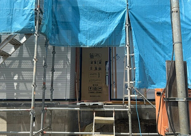 【玄関】玄関は家の顔でもあり、家族以外の目にも止まる場所です。玄関は外との間を仕切る扉、靴などをしまっておく収納スペース、靴脱ぎのたたきスペース、来客とのやり取りをするドアホンなど複数のアイテムからなります。
