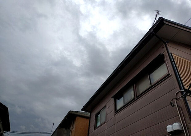 【物件からの展望_2】眺望を気にして物件を探す場合、前面に建物が建っていないか現地で確認しましょう!前面に建物があると景色はもちろん、日当たりや風通しにも影響が出てきます。住んだ時のことを想像しながら現地見学をしましょう。