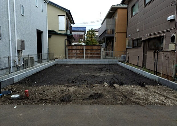 【前面道路含む現地写真_2】前面道路の幅員や歩道の有無、近隣の建物との距離感などは、実際の生活の利便性や安全性に大きく影響します。複数のアングルから前面道路の状況を確認することで、より具体的に生活イメージを描けます。