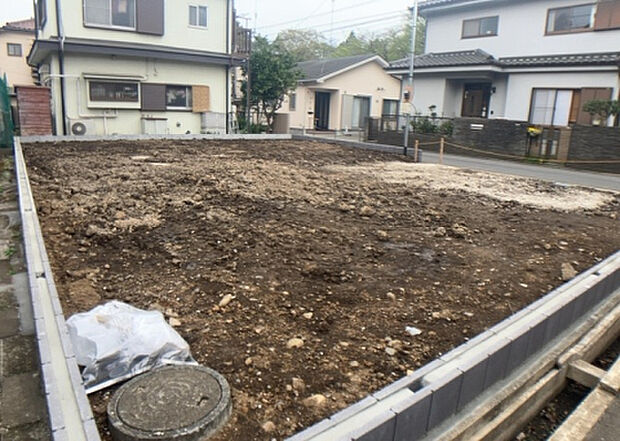 【外観_3】現地に行くなら、物件の周囲の地形がどうなっているかを見ることも大切です。周辺より低くなっている土地では、大雨などで水が集まりやすいため、地盤が弱くなっているということも考えられるため、注意が必要です。