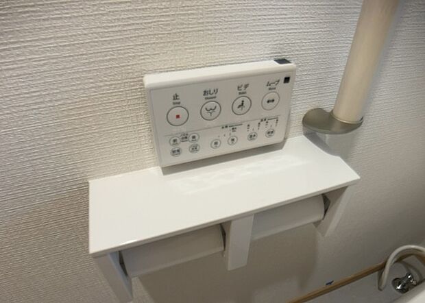 【ウォシュレット(リモコン)】ウォシュレットは、衛生面だけでなく、快適性も向上させる便利な設備です。洗浄機能の種類や水温調節機能など、様々な機能が付いたものが多くあります。リモコンも、操作が簡単で、使いやすいものを選びましょう。