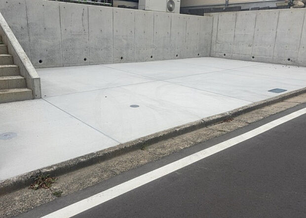 【駐車場】駐車場と明記されていても、最小スペースでつくられた駐車場だと大型車は駐車できなかったり、出入りしにくくなったりする可能性があります。お車のサイズと購入したい物件の駐車場のサイズを現地で確認しましょう。