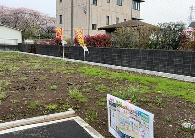 【玄関_2】玄関は、狭すぎると複数人で使いにくく、広すぎても無駄な空間になりがちです。最低2畳を目安にして、家の広さとの兼ね合いや家族の人数を考慮して決めるとよいでしょう。現地を見学して快適な玄関を選びましょう!