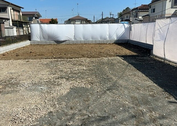 【玄関_2】玄関は、狭すぎると複数人で使いにくく、広すぎても無駄な空間になりがちです。最低2畳を目安にして、家の広さとの兼ね合いや家族の人数を考慮して決めるとよいでしょう。現地を見学して快適な玄関を選びましょう!