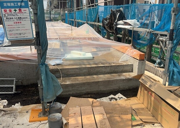 【玄関】玄関は家の顔でもあり、家族以外の目にも止まる場所です。玄関は外との間を仕切る扉、靴などをしまっておく収納スペース、靴脱ぎのたたきスペース、来客とのやり取りをするドアホンなど複数のアイテムからなります。