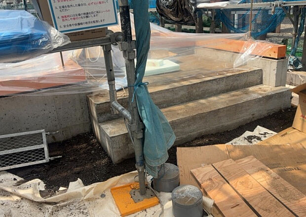 【玄関_2】玄関は、狭すぎると複数人で使いにくく、広すぎても無駄な空間になりがちです。最低2畳を目安にして、家の広さとの兼ね合いや家族の人数を考慮して決めるとよいでしょう。現地を見学して快適な玄関を選びましょう!
