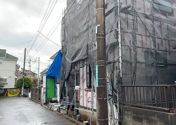 【前面道路含む現地写真_2】前面道路の幅員や歩道の有無、近隣の建物との距離感などは、実際の生活の利便性や安全性に大きく影響します。複数のアングルから前面道路の状況を確認することで、より具体的に生活イメージを描けます。