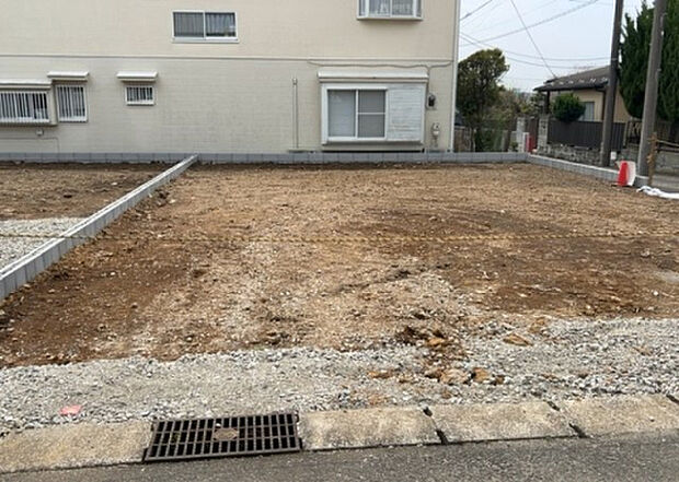 【その他設備】敷地内には、散水栓や立水栓があります。水道水を直接利用できるため、水を運ぶ手間を省くことが出来ます。大量の水を必要とする洗車作業や清掃などに役立ちます。その他設備とあわせて、現地でご確認ください。