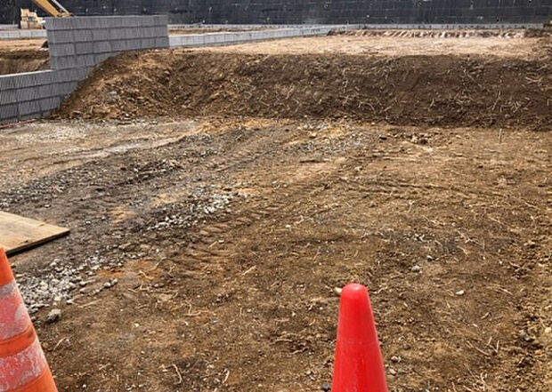 【その他設備】敷地内には、散水栓や立水栓があります。水道水を直接利用できるため、水を運ぶ手間を省くことが出来ます。大量の水を必要とする洗車作業や清掃などに役立ちます。その他設備とあわせて、現地でご確認ください。
