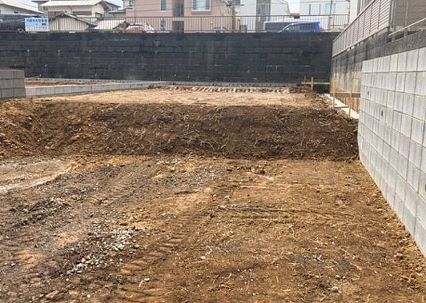【玄関】玄関は家の顔でもあり、家族以外の目にも止まる場所です。玄関は外との間を仕切る扉、靴などをしまっておく収納スペース、靴脱ぎのたたきスペース、来客とのやり取りをするドアホンなど複数のアイテムからなります。