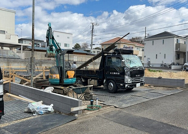 【前面道路含む現地写真_2】前面道路の幅員や歩道の有無、近隣の建物との距離感などは、実際の生活の利便性や安全性に大きく影響します。複数のアングルから前面道路の状況を確認することで、より具体的に生活イメージを描けます。