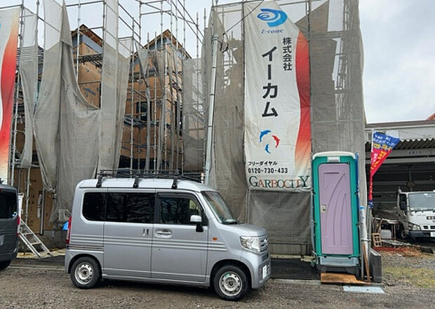 【外観_3】現地に行くなら、物件の周囲の地形がどうなっているかを見ることも大切です。周辺より低くなっている土地では、大雨などで水が集まりやすいため、地盤が弱くなっているということも考えられるため、注意が必要です。