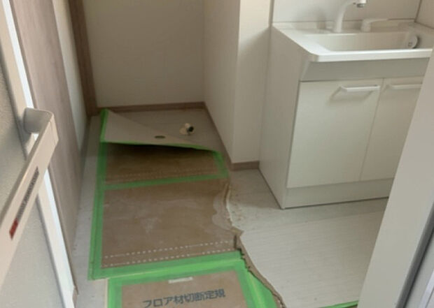 【脱衣場】多くの戸建て住宅で見かける洗面脱衣所は、洗面台と洗濯機が2畳ほどのスペースに並べられていて、洗面所が脱衣所を兼ね備えている間取りが一般的です。お客様が利用することもある、パブリックな空間でもあります。