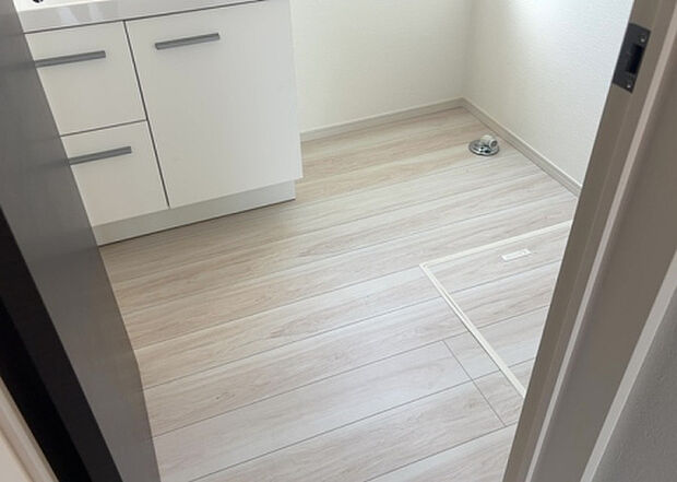 【脱衣場】多くの戸建て住宅で見かける洗面脱衣所は、洗面台と洗濯機が2畳ほどのスペースに並べられていて、洗面所が脱衣所を兼ね備えている間取りが一般的です。お客様が利用することもある、パブリックな空間でもあります。