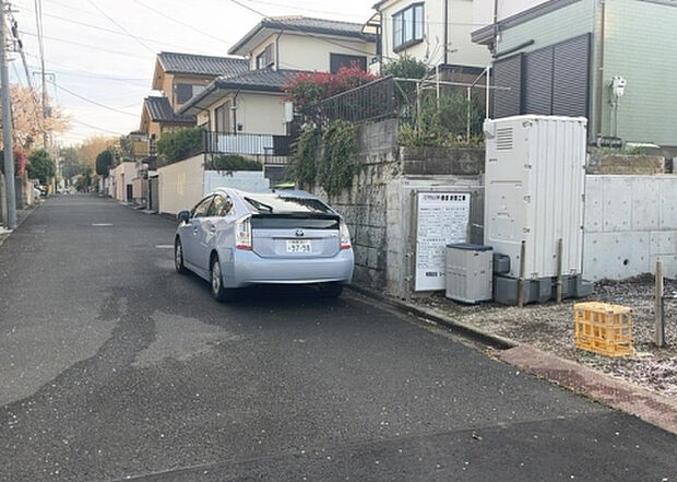 【前面道路含む現地写真_2】前面道路の幅員や歩道の有無、近隣の建物との距離感などは、実際の生活の利便性や安全性に大きく影響します。複数のアングルから前面道路の状況を確認することで、より具体的に生活イメージを描けます。