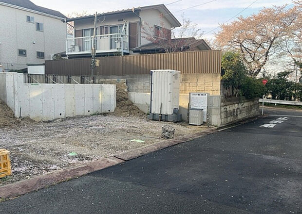 【前面道路含む現地写真_2】前面道路の幅員や歩道の有無、近隣の建物との距離感などは、実際の生活の利便性や安全性に大きく影響します。複数のアングルから前面道路の状況を確認することで、より具体的に生活イメージを描けます。