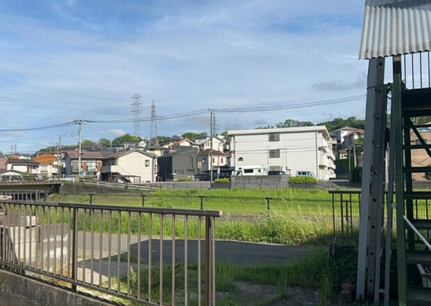 【物件からの展望_2】眺望を気にして物件を探す場合、前面に建物が建っていないか現地で確認しましょう!前面に建物があると景色はもちろん、日当たりや風通しにも影響が出てきます。住んだ時のことを想像しながら現地見学をしましょう。