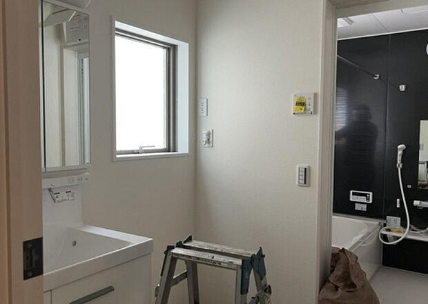 【脱衣場】多くの戸建て住宅で見かける洗面脱衣所は、洗面台と洗濯機が2畳ほどのスペースに並べられていて、洗面所が脱衣所を兼ね備えている間取りが一般的です。お客様が利用することもある、パブリックな空間でもあります。