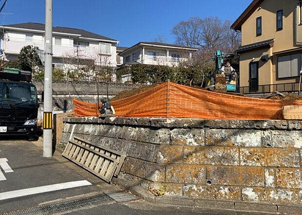 【外観_3】現地に行くなら、物件の周囲の地形がどうなっているかを見ることも大切です。周辺より低くなっている土地では、大雨などで水が集まりやすいため、地盤が弱くなっているということも考えられるため、注意が必要です。