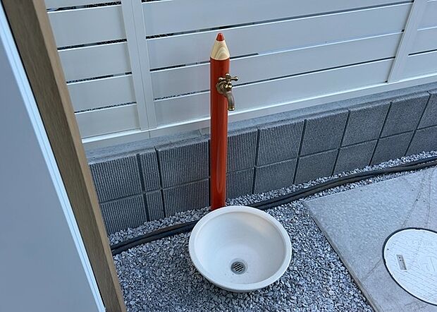 【外水栓】外水栓は、庭の水やりや洗車など、様々な用途に使える便利な設備です。ホースがしっかりと接続できるもの、水圧が安定しているものなど、使い勝手の良いものを選びましょう。また、凍結防止機能が付いているものなら、冬場でも安心して使用できます。