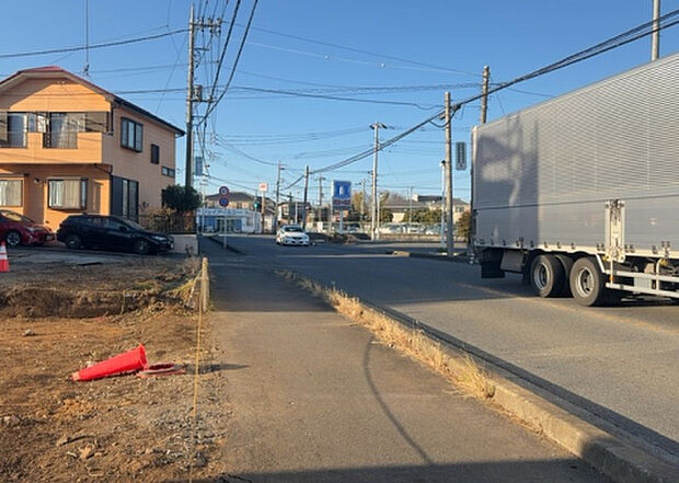 【物件からの展望_2】眺望を気にして物件を探す場合、前面に建物が建っていないか現地で確認しましょう!前面に建物があると景色はもちろん、日当たりや風通しにも影響が出てきます。住んだ時のことを想像しながら現地見学をしましょう。