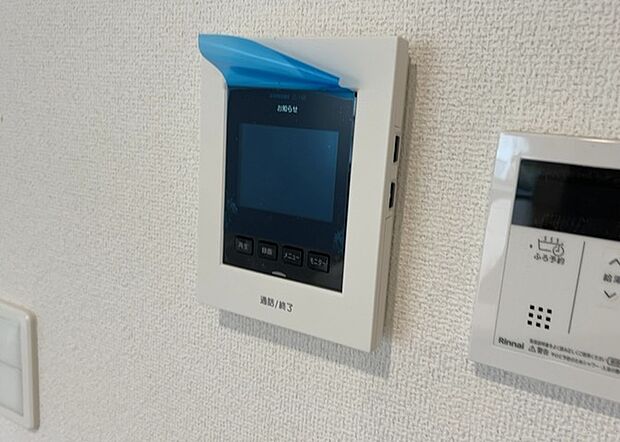 【ＴＶモニター付きインターホン】TVモニター付きインターホンは、来訪者の顔を確認できるだけでなく、音声でやり取りすることもできるため、セキュリティ面で安心できる設備です。モニター画面が大きく見やすいもの、夜間でも来訪者をしっかりと確認できるものなど、機能性を重視したいところです。