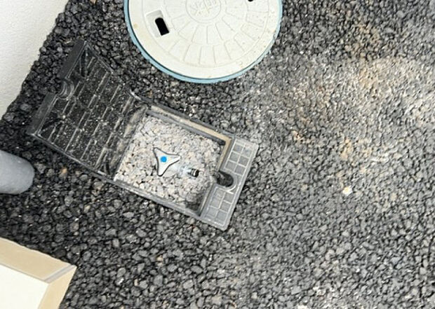 【その他設備】敷地内には、散水栓や立水栓があります。水道水を直接利用できるため、水を運ぶ手間を省くことが出来ます。大量の水を必要とする洗車作業や清掃などに役立ちます。その他設備とあわせて、現地でご確認ください。